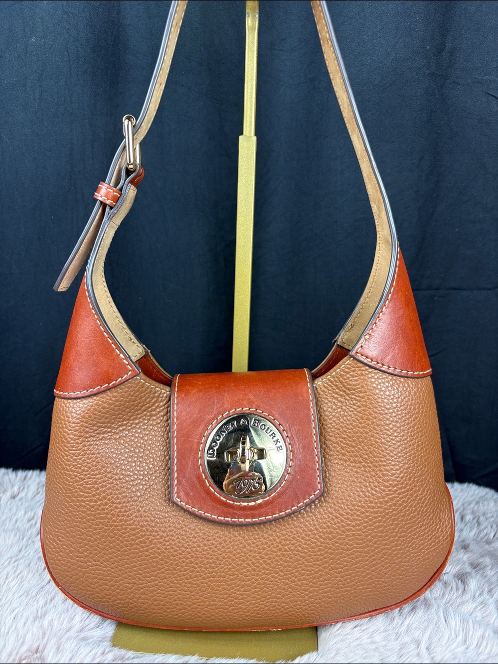 Dooney & Bourke Pebble Turnlock Hobo 26 Caramel Italian Leather 1975